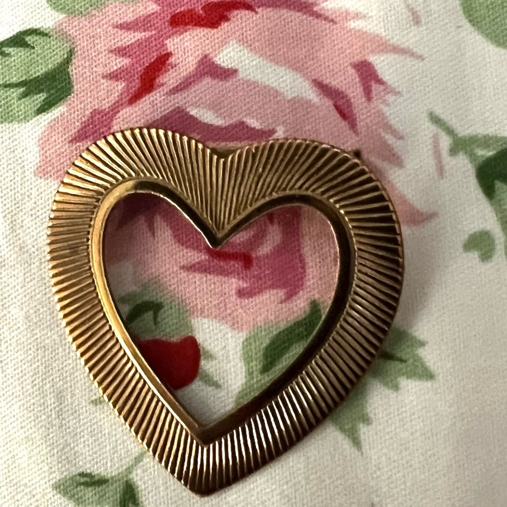 Vintage Brass Color Heart-Shaped Brooch Pin - Picture 2 of 7